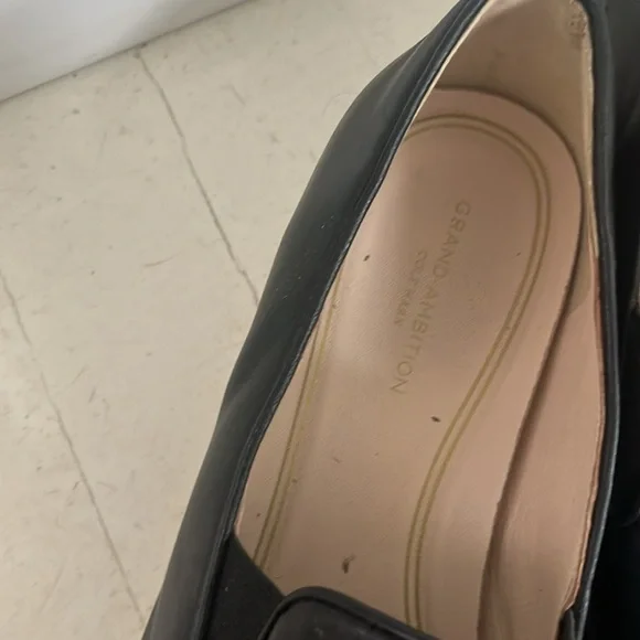 Cole Haan loafer flats. Wore just a handful of times. Really comfortable - Picture 4 of 4